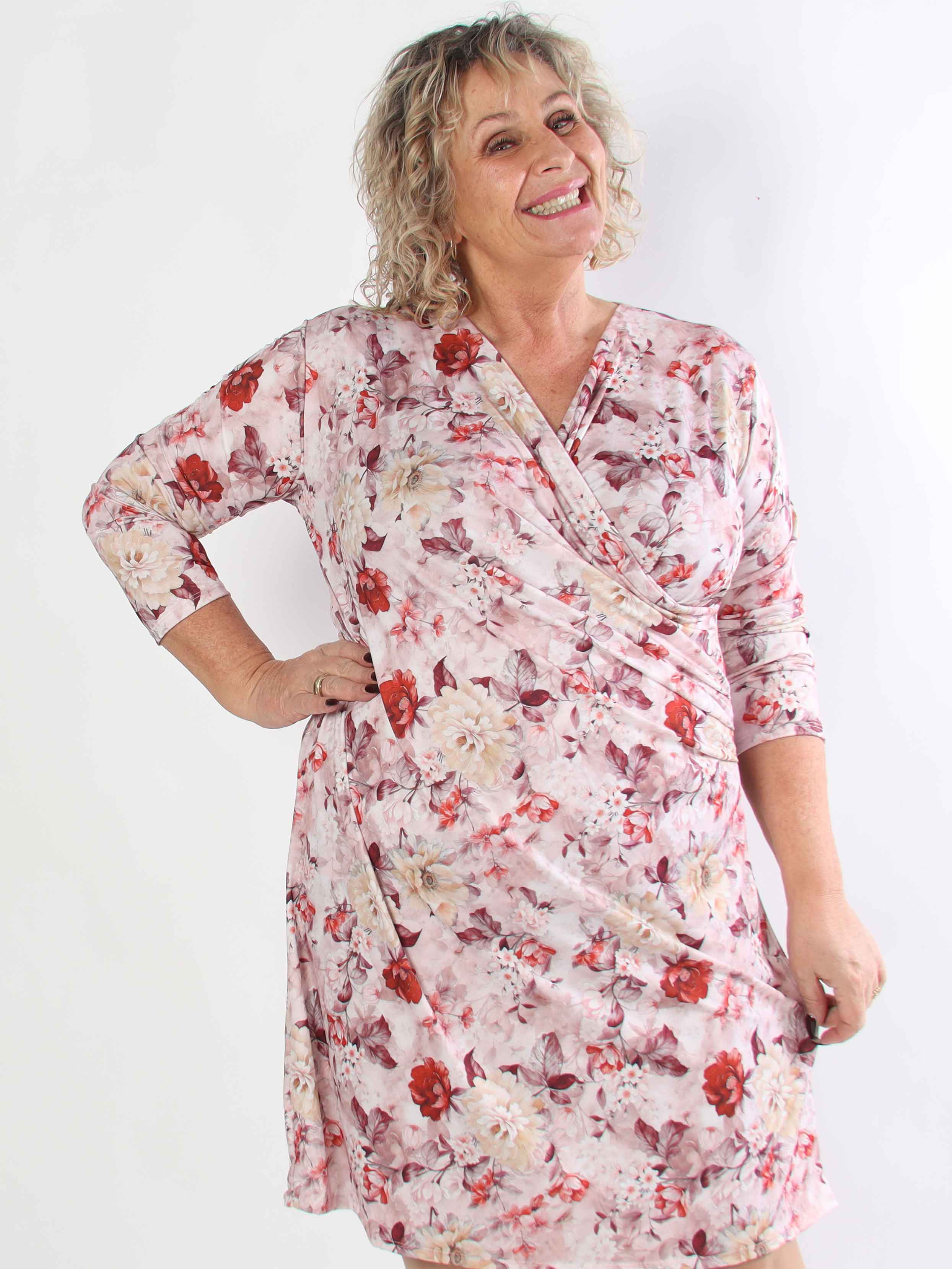 Josie - Sød plus size kjole med fine bonderoser og slå-om look